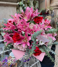 Ramo con liliums rosados, rosas rojas y eucalipto abundante —Rosgaly Floristería Barcelona