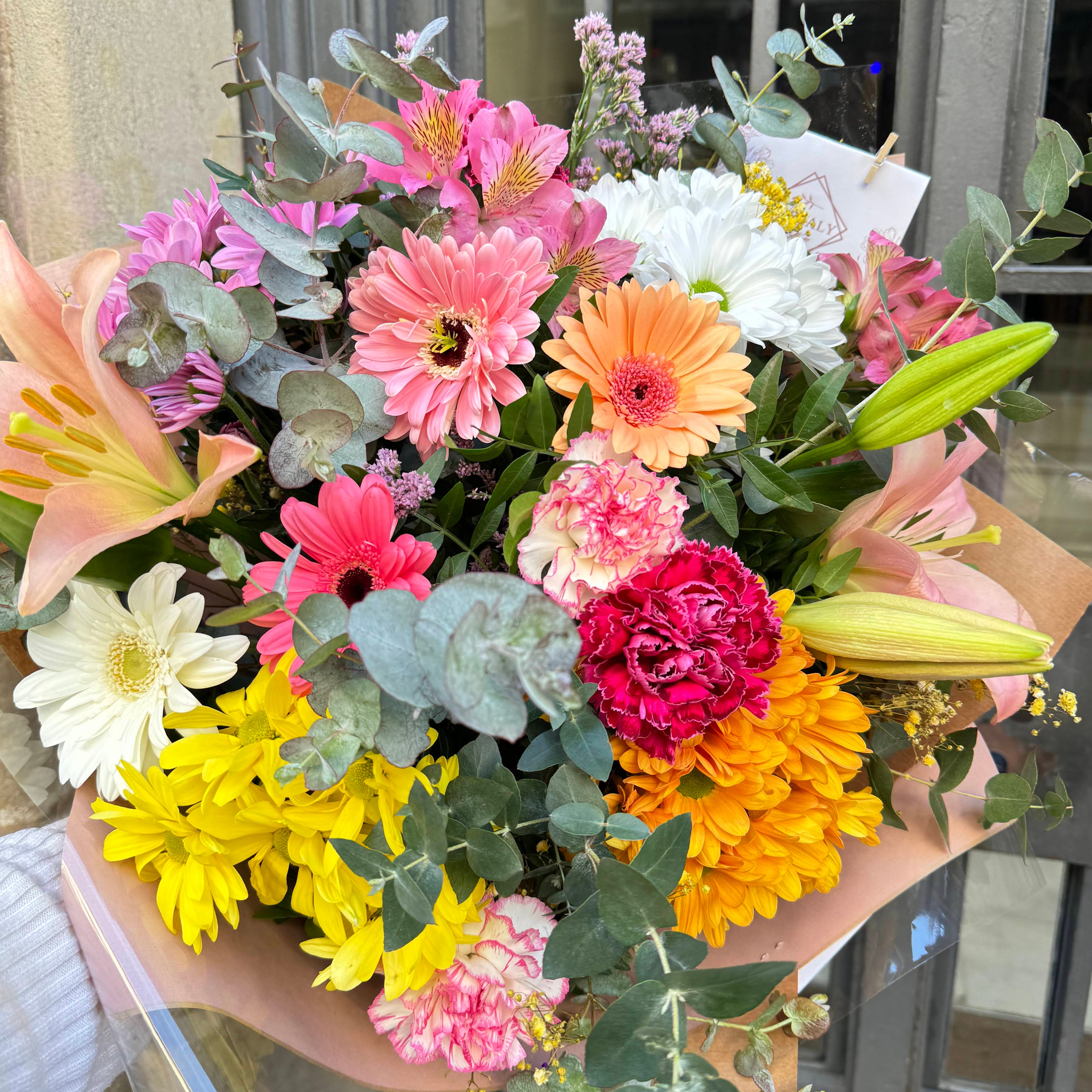 Ramo Confeti con gerberas multicolor, crisantemos y eucalipto abundante — Rosgaly Floristería Barcelona