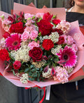 Ramo Valentina con rosas rojas, gerberas fucsia y claveles — Rosgaly Floristería Barcelona