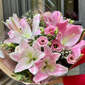 Ramo Stargazer con liliums orientales rosados y lisianthus — Rosgaly Floristería Barcelona