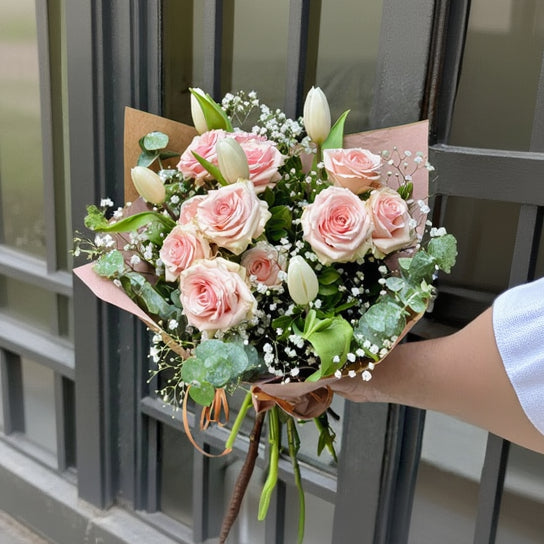 Ramo spray rosas con tulipanes